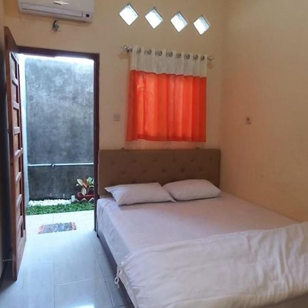 Angler Family Guest House Blitar Exterior photo